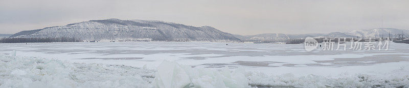 俄罗斯伏尔加河的冬天