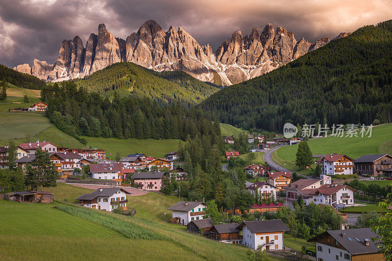 风景如画的圣玛格达莱纳村庄日落，Dolomites阿尔卑斯山-意大利