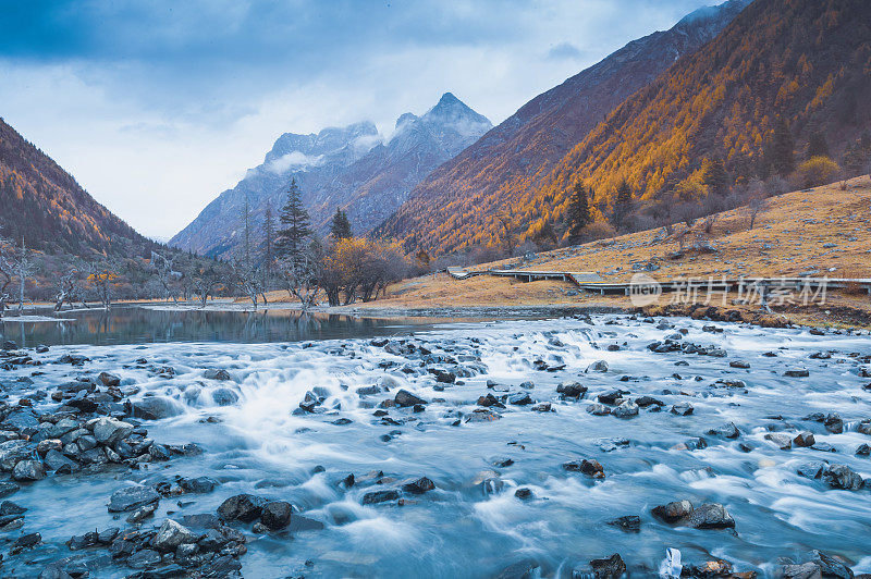 中国，西藏，四川，亚丁，香格里拉山，秋天的自然景观