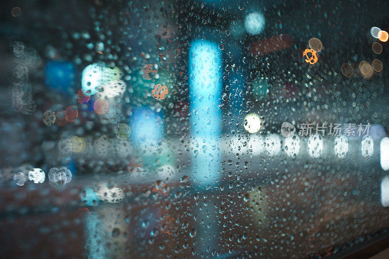 东京涩谷的城市景观，在一个雨夜