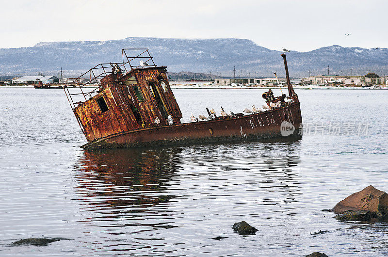 在千岛群岛，国后岛海岸的旧船难，阴沉的天气