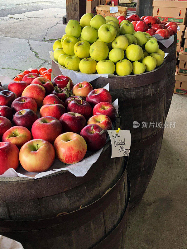 户外市场桶装的新鲜苹果