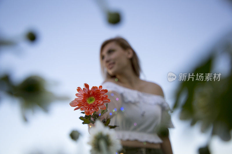 拼贴与女性肖像和鲜花