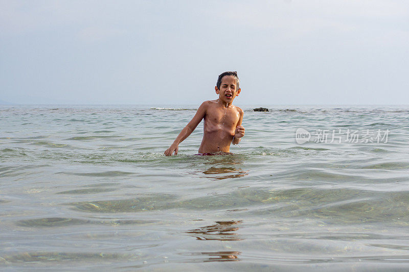 男孩夏天的乐趣在海上