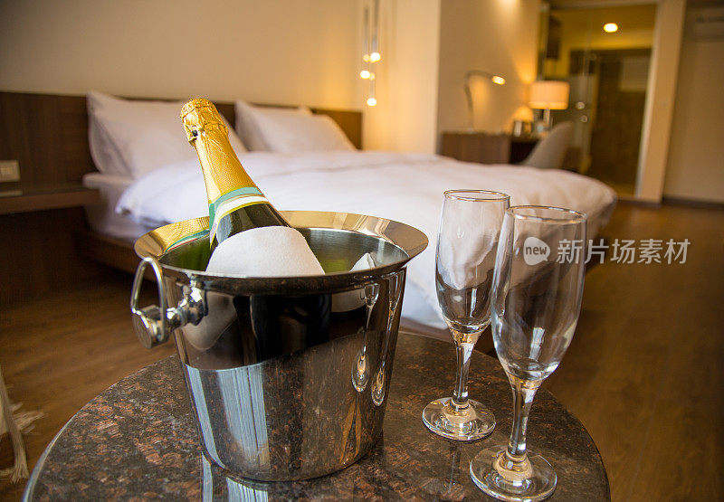 酒店房间里有一瓶香槟和玻璃杯