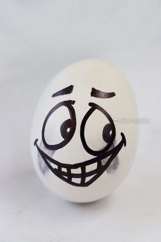 画在煮鸡蛋上的卡通脸，表现出尴尬、害羞和厚脸皮