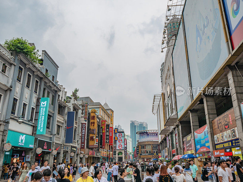 中国广州上下九步行街上陌生的人们。上下九步行街，简称上下九，是一条商业步行街