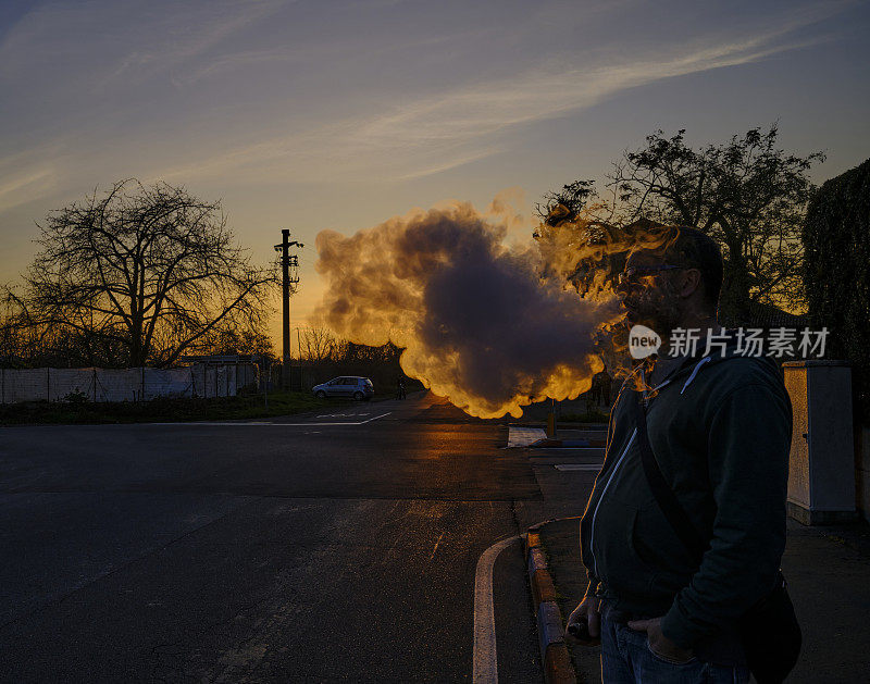 日落时分在户外抽烟的人