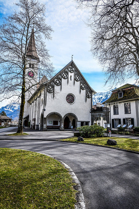 在因特拉肯，瑞士路德教会和钟塔正面视图