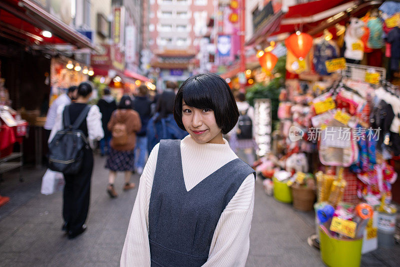 在日本神户参观唐人街的年轻女子