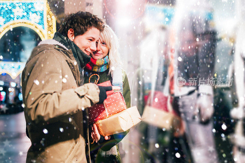 恋爱中的情侣在圣诞节和新年购物