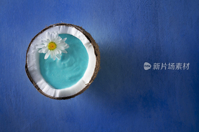 蓝色螺旋藻酸奶冰沙，一半椰子加蓝色
