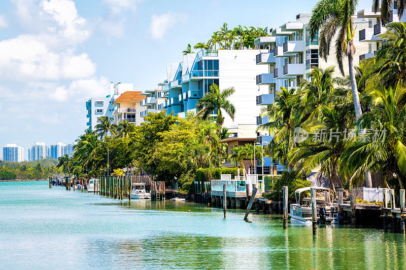 迈阿密，佛罗里达阳光城市景观与绿色的Surfside比斯坎湾绿色的水由住宅富有的私人游艇码头