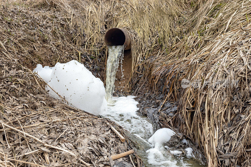 未经处理的脏水从管道流出。污水污染环境。