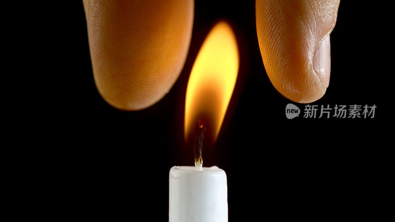 蜡烛在男人手指间燃烧的特写