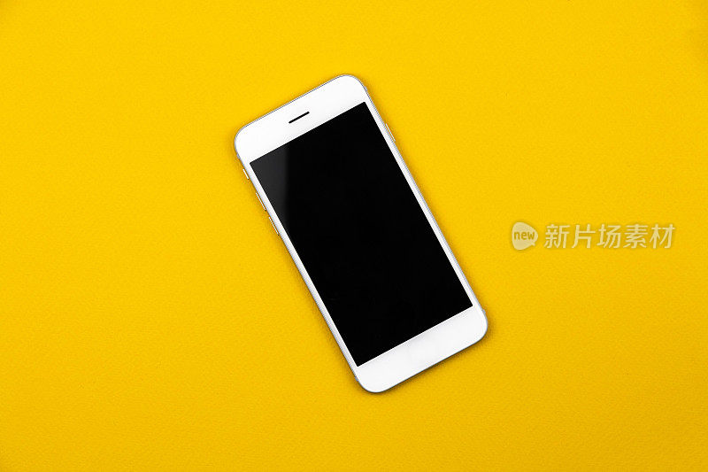 黑白空白智能手机上孤立的黄色背景，模型和概念设计，模板