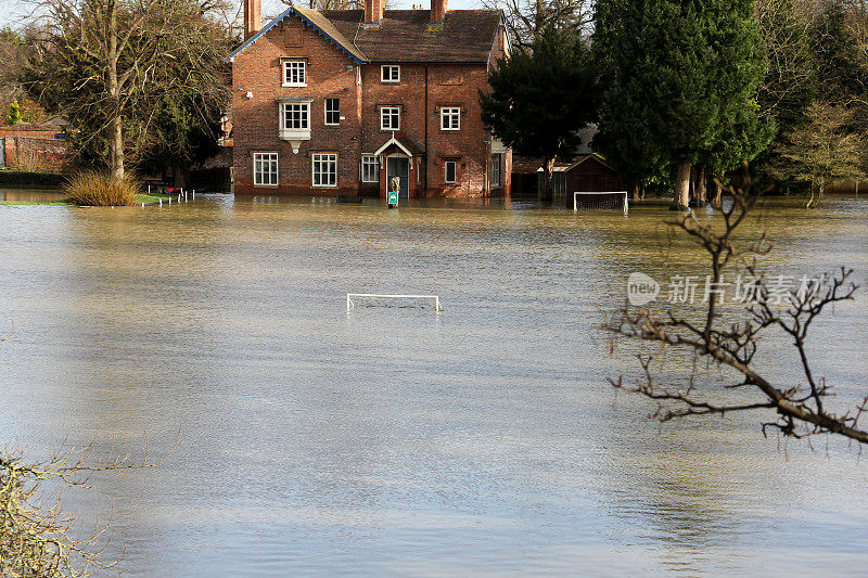 来自英国什罗普郡什鲁斯伯里塞文河的洪水淹没了足球场，导致建筑物被包围和淹没。