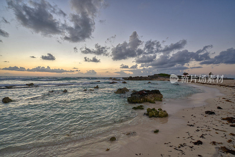 墨西哥尤卡坦半岛科苏梅尔岛加勒比海上空的日出