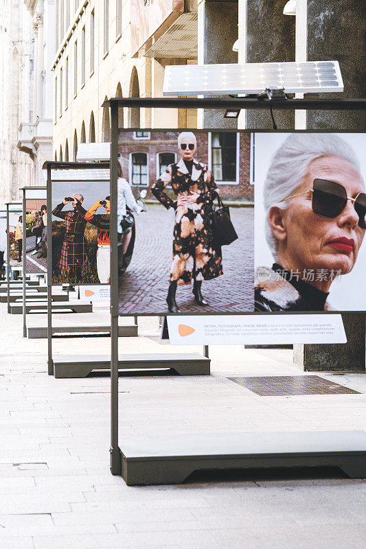 当代时尚摄影街头展览，利用太阳能电池照亮夜间的广告牌。太阳能。2020年9月27日，意大利米兰