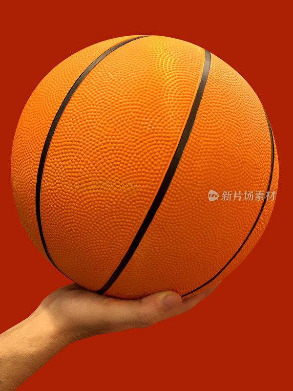 红色背景上男子手握篮球