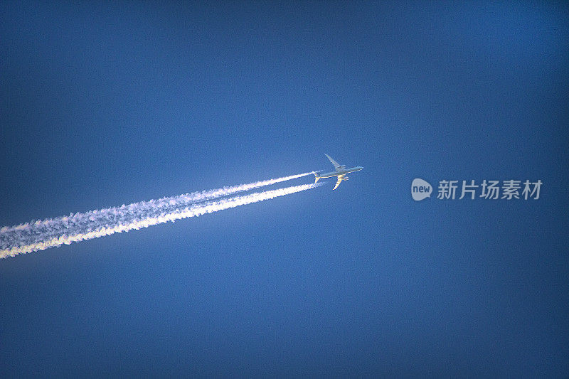 空中客机在上空飞行