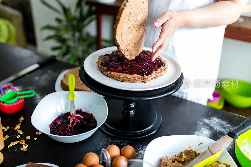 女人在厨房做奶油生日蛋糕特写