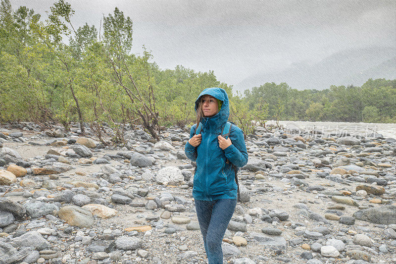 女徒步旅行者在暴雨中