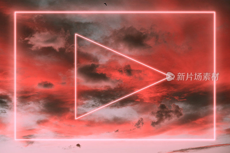 壮观的天空中闪烁着几何般炫目的霓虹灯