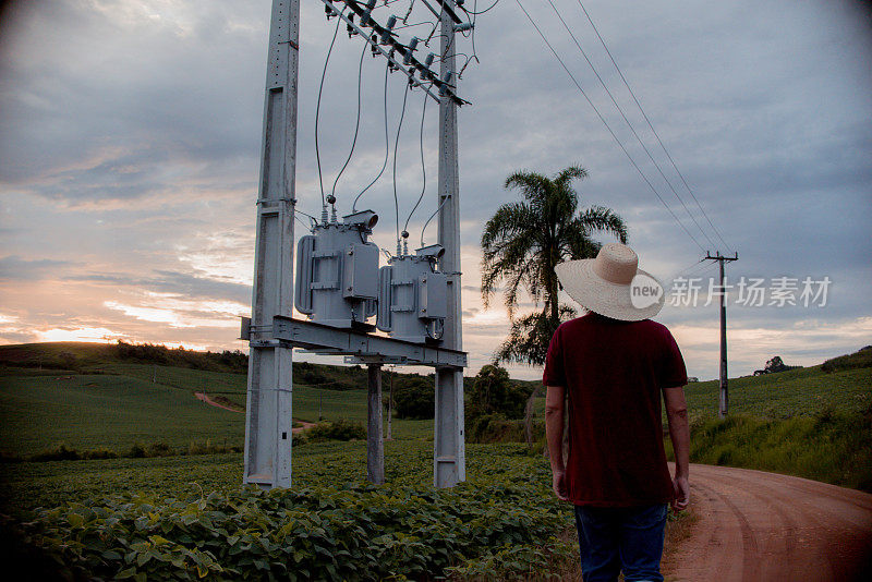 坎波马格罗，Paraná，巴西-男子准备在他的种植园工作。