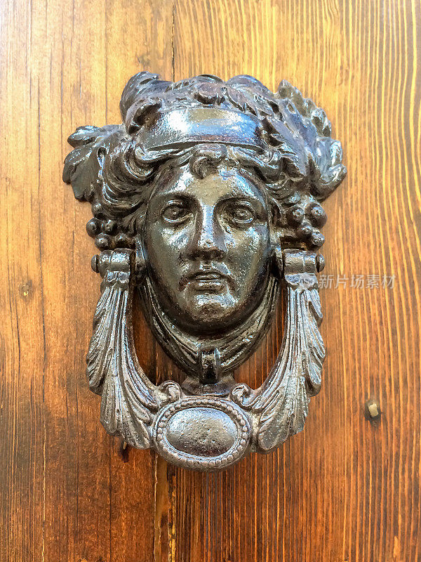 马耳他一所房子入口处的像古董头的门环。意大利传统的门把手。