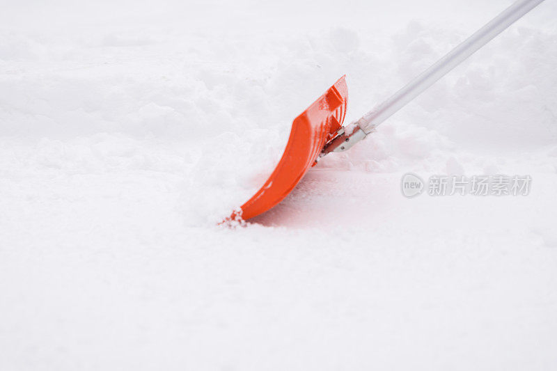 用铲子铲雪