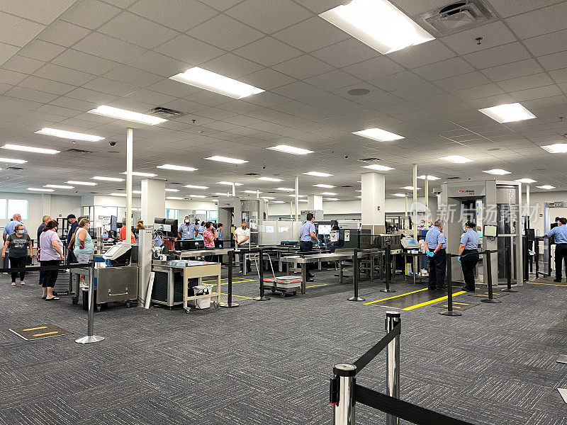 佛罗里达奥兰多桑福德国际机场的TSA安全区域。