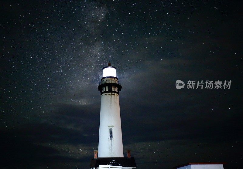 夜晚的鸽子点灯塔