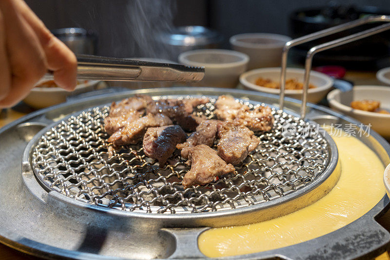 餐厅里的韩国烤肉