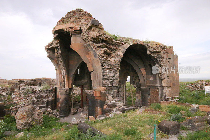 历史名城阿尼郁郁葱葱的教堂废墟