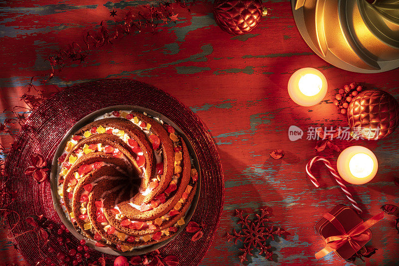 红色天鹅绒蛋糕作为Bundt蛋糕形状在圣诞节红色装饰背景