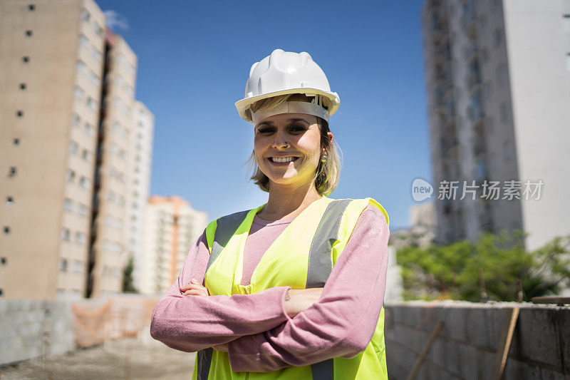 一个快乐的建筑工人在建筑工地的肖像