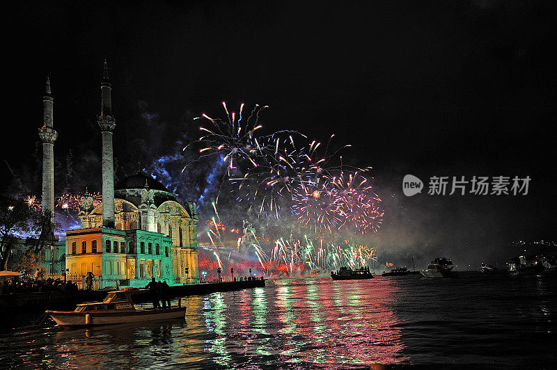 在Ortaköy晚上用烟花庆祝共和国日