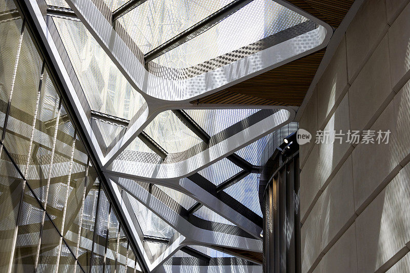 透过现代都市金属网吊顶观赏，背景与复制空间