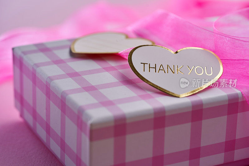 粉红色背景的心形感谢卡礼盒