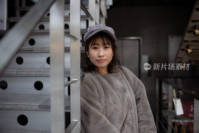 日本女人倚在建筑物台阶上的肖像