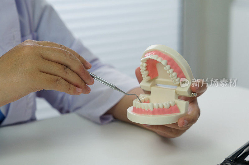 牙科医生在牙科诊所检查病人的牙齿。