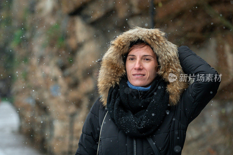 冬天的时间——女人在下雪天走在外面