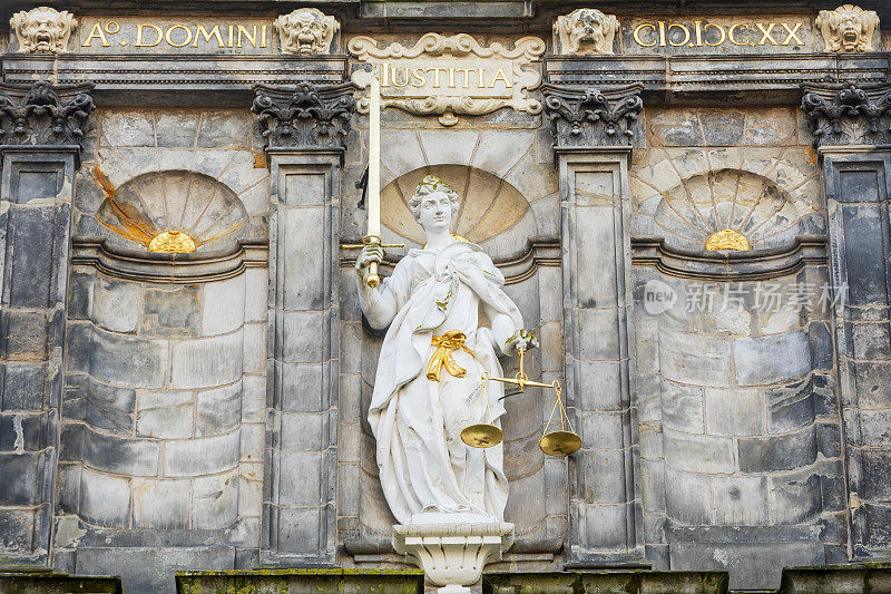 荷兰南部荷兰省代尔夫特市政厅正面的正义女神雕像