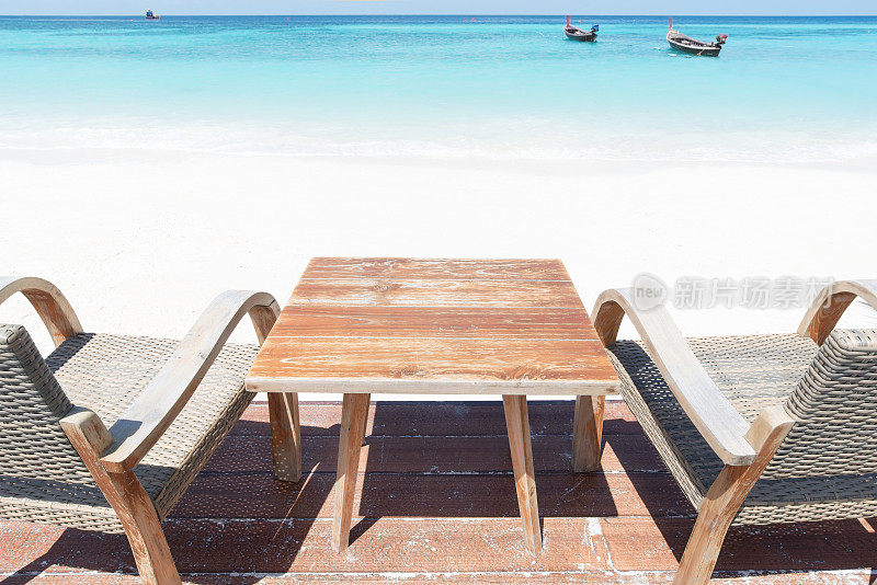 海景露台上的空木桌和椅子