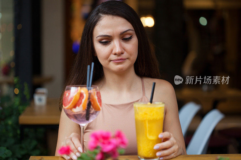 美丽的年轻女子喝冷饮