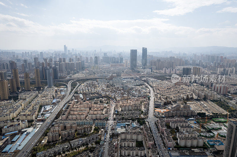 中国云南省昆明市的一条繁忙的高层街道
