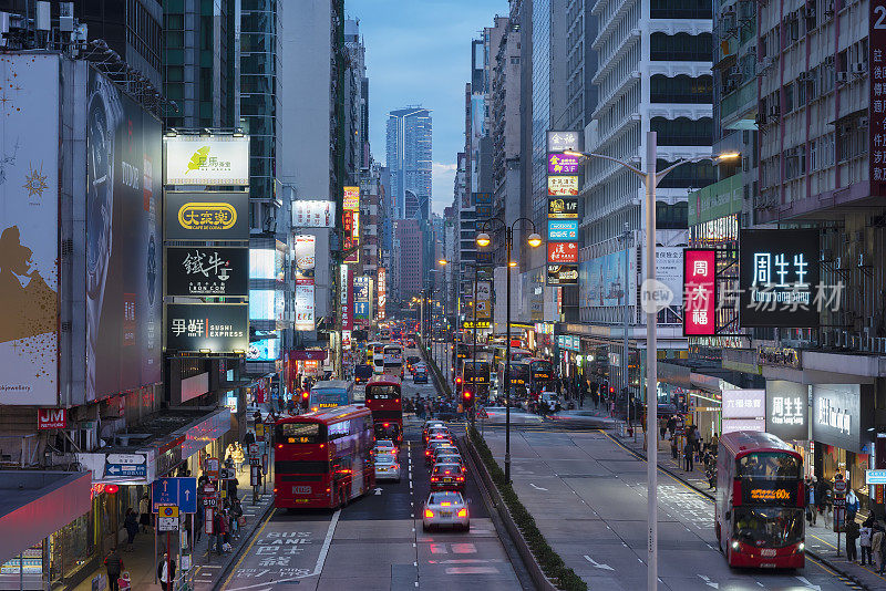 香港旺角区的摩天大楼和交通。九龙半岛的旺角是香港最繁忙、最拥挤的地区