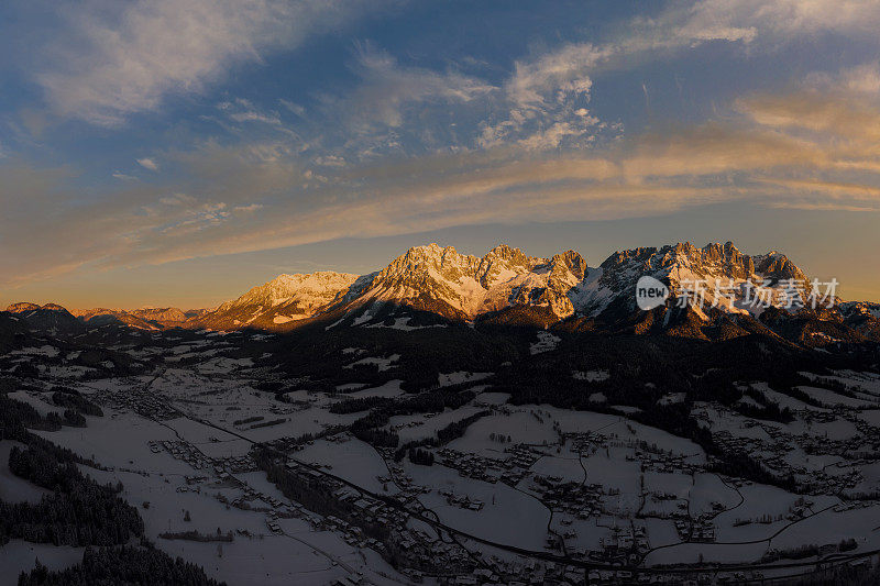 日出在田园诗般的高山风景，怀尔德凯泽，奥地利，泰洛-凯泽山脉，XXXL全景