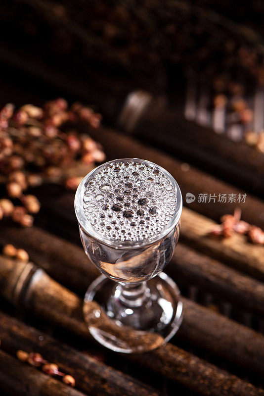 中国白酒或白酒用玻璃杯盛在桌上